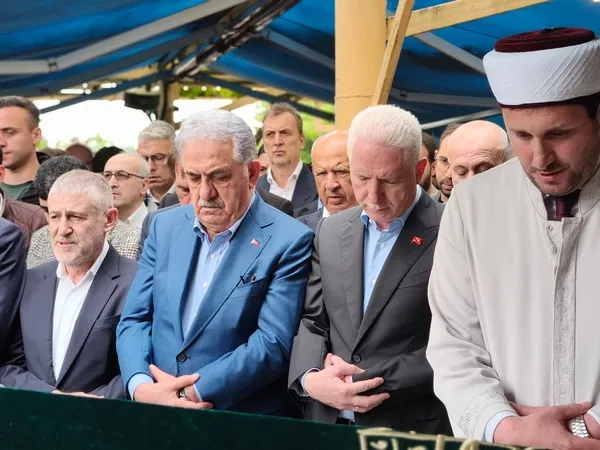 kalyoncu-ailesinin-aci-gunu-berat-albayrak-cenaze-torenine-katildi-1779621883039.jpg