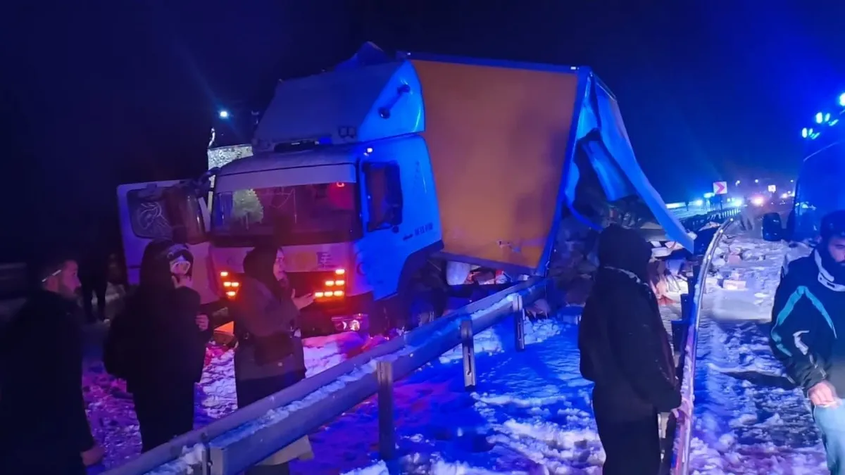 Kars'ta feci kaza: Buzlanan yolda kayan kamyon otobüse çarptı! 9 yaralı Kars'ta feci kaza: Buzlanan yolda kayan kamyon otobüse çarptı! 9 yaralı