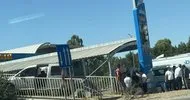 Birecik’te otomobil üst geçite çıktı