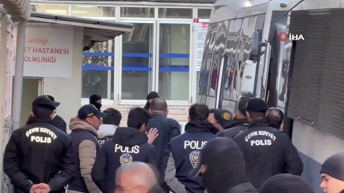 Futbolda bahis soruşturmasında SON DAKİKA: Erden Timur ve beraberindekiler adliyeye sevk edildi videosunu izle Futbolda bahis soruşturmasında SON DAKİKA: Erden Timur ve beraberindekiler adliyeye sevk edildi videosunu izle