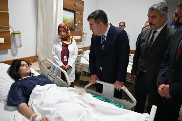 adalet-bakan-yardimcisi-tuncay-turgutluda-yarali-ogrencileri-ziyaret-etti-1790099387189.jpg