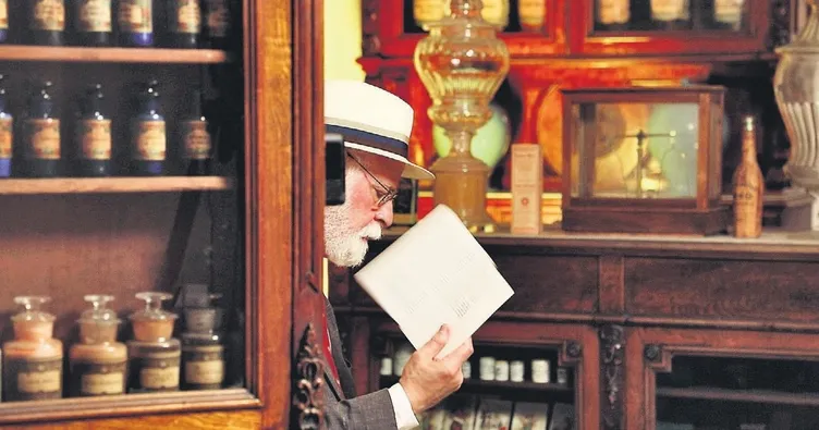 Kütüphanesini taşıyan adam