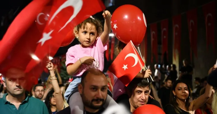 Trabzon’da fener alayı coşkusuna binlerce vatandaş katıldı