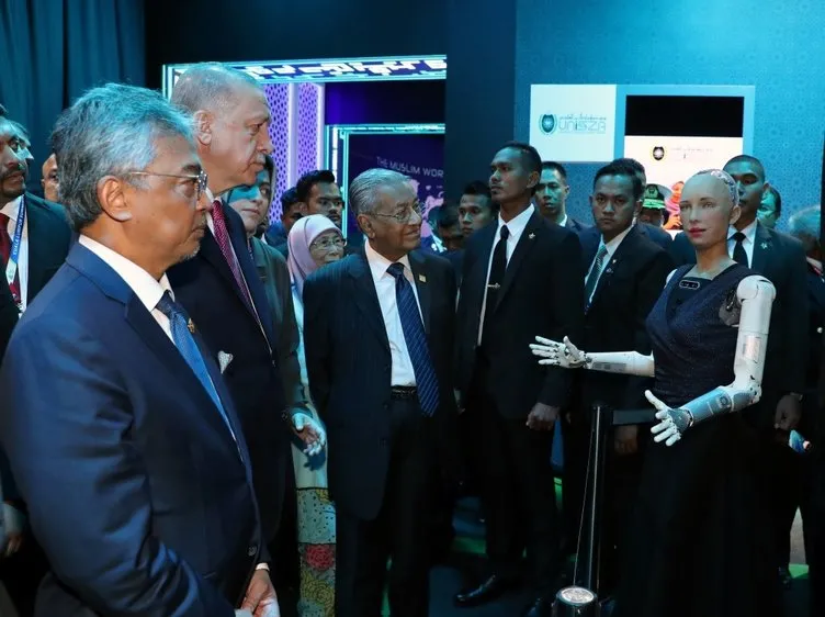 Başkan Erdoğan Kuala Lumpur'da! Oturumun ardından sergi alanını gezdi