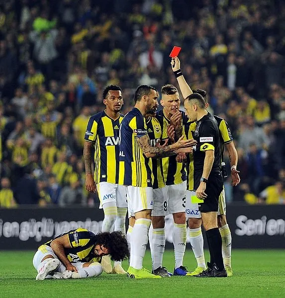 Son dakika! Fenerbahçe’nin stoperi Sadık Çiftpınar’a 12 maç men cezası...