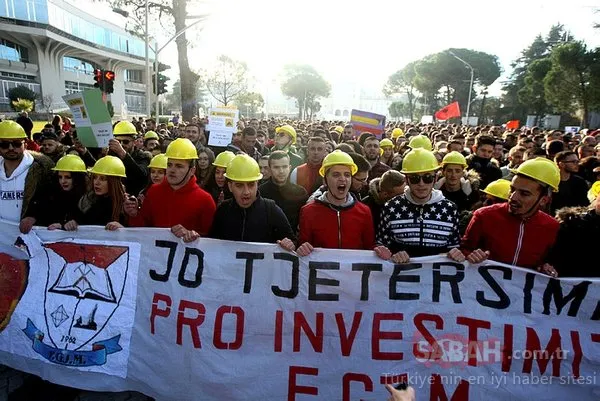 Binlercesi toplandı! Diz çöküp beklediler...