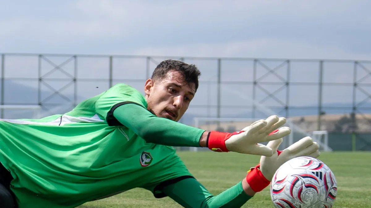 Amedspor futbol takımı Burdur'da antrenman yapıyor.