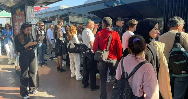Bahçelievler’de bozulan metrobüs nedeniyle seferler aksadı Bahçelievler’de bozulan metrobüs nedeniyle seferler aksadı