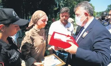 O bayrak eşine teslim edildi