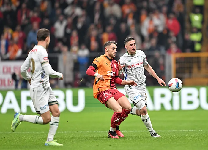 galatasarayda-yunus-akgun-gercegi-sari-kirmizli-yonetim-harekete-gecti-1739739286608.jpeg