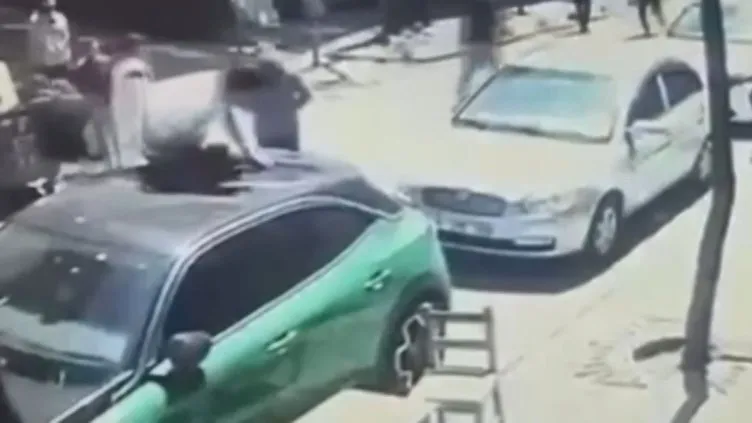 Deprem anında balkondan atlayıp arabanın üstüne düştü! Zaten ayağım kırıktı! İşte o anlar