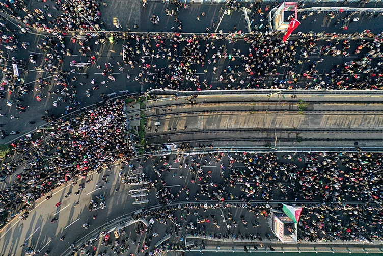 Yeni yılın ilk gününde Galata Köprüsü’nde tarihi görüntüler: Zulmün olduğu yerde tarafsız kalınmaz