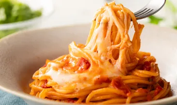 Klasik makarnayı tahtından eden tarif! Peynirli domatesli makarna