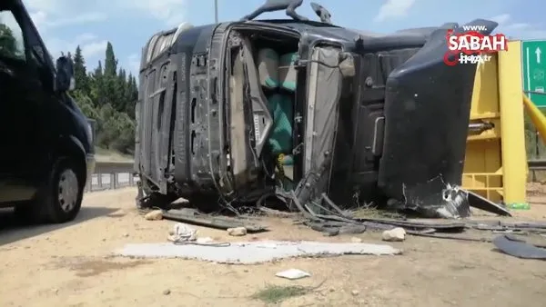 TEM’de bariyerlere çarpan hafriyat yüklü kamyon devrildi | Video