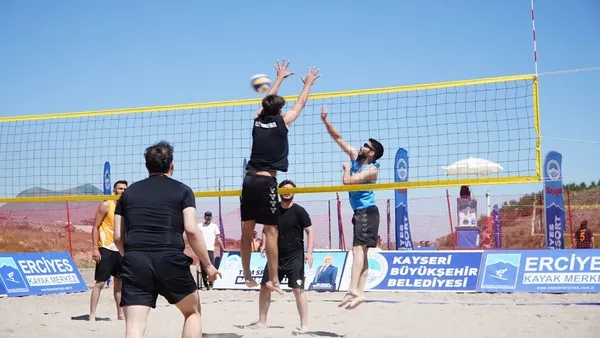 erciyeste-2-bin-200-metrede-plaj-voleybolu-coskusu-1784454846230.jpg