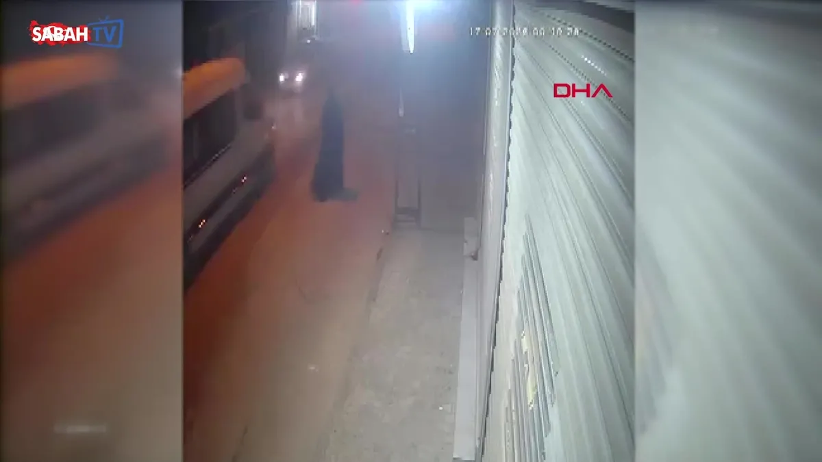 Tanınmamak için çarşaf giyip iş yerine kurşun yağdırdı! O anlar kameraya böyle yansıdı | Video videosunu izle Tanınmamak için çarşaf giyip iş yerine kurşun yağdırdı! O anlar kameraya böyle yansıdı | Video videosunu izle