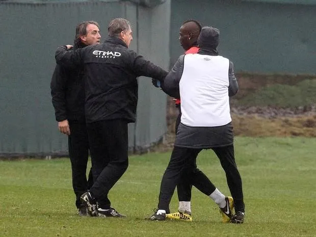 Balotelli, Mancini’ye saldırdı