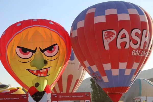 kapadokya-semalarinda-40-adet-figurlu-balon-renkli-goruntulere-sahne-oldu-1723100235888.jpg