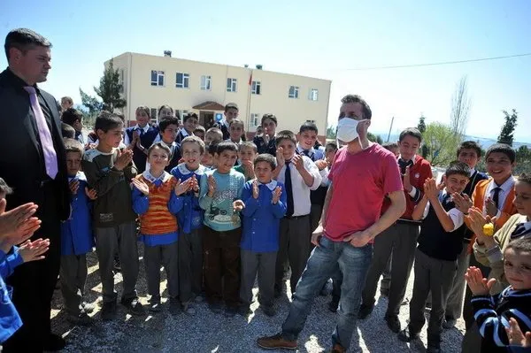 Uğur Acar yeni yüzüyle ilk kez köyüne gitti