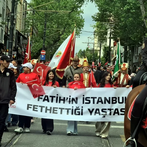 istanbulun-fethinin-573-yil-donumunde-beyazittan-ayasofyaya-coskulu-fetih-yuruyusu-gerceklestirildi-1780055639808.jpg İstanbul'un fethinin 573. yılında büyük coşku
