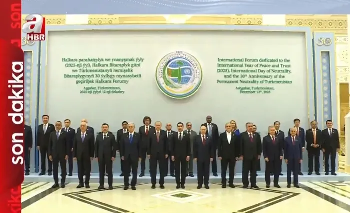 baskan-erdogan-turkmenistanda-liderler-tarafsizlik-anitina-celenk-birakti-1765516703392.jpg Başkan Erdoğan Türkmenistan'da: Liderler tarafsızlık anıtına çelenk bıraktı, aile fotoğrafı çektirdi!