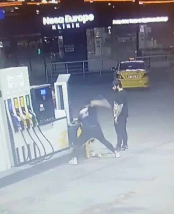 Akaryakıt istasyonunda bayıltan dayak! Dakikalarca dövülen gencin babası isyan etti: Vicdanınız yok mu...
