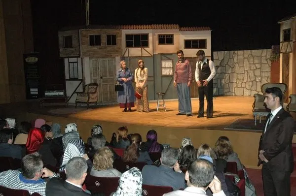 'Huzur Sokağı' tiyatro sahnesinde