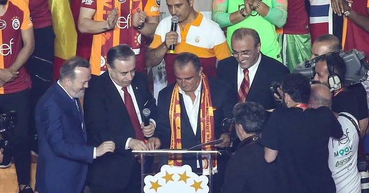 Fatih Terim 5 yıl daha Galatasaray’da! İşte şampiyonluk kutlamalarına damga vuran o anlar