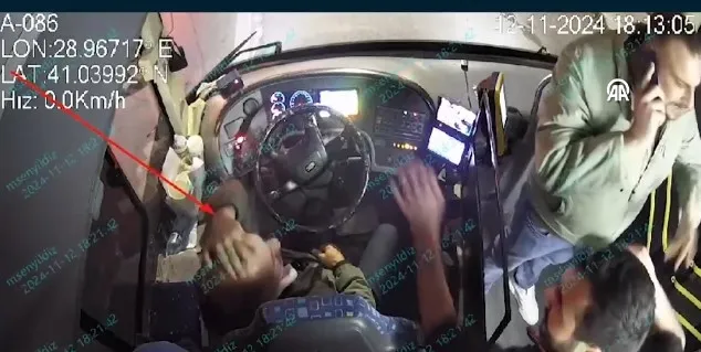 Halk otobüsünde dehşet anları: Şoföre, kaldırım taşıyla...