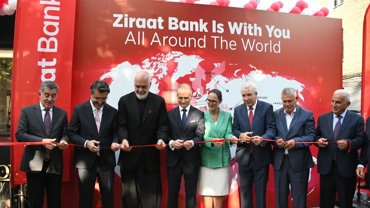 Arnavutluk Başbakanı Edi Rama'nın katılımıyla Ziraat Bankası'nın Tiran şubesinin açılışından bir görüntü.