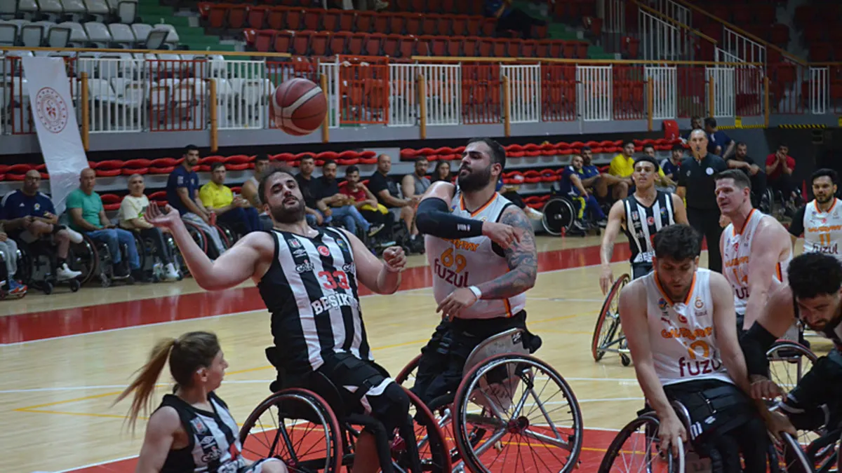 Tekerlekli sandalye basketbol maçı oynayan sporcular