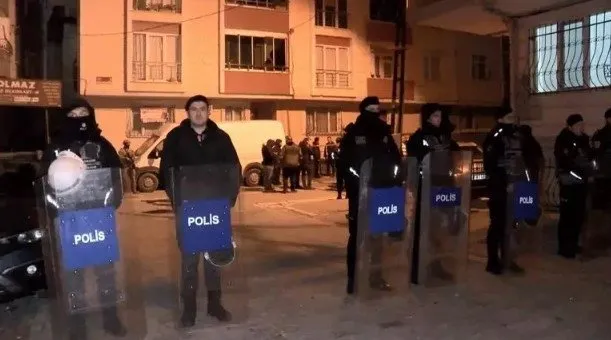 Esenyurt’ta istismar operasyonu: Önce 15 yaşındaki çocuğa sonra kendi kafasına sıktı!