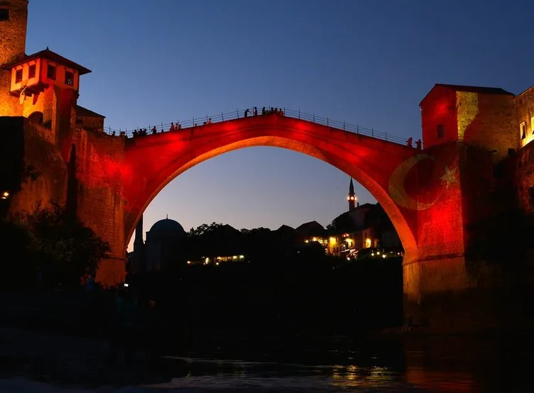 Dünyada bazı binalar Türk bayrağının renkleriyle ışıklandırıldı