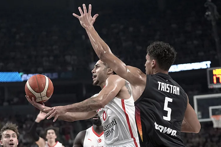 Antetokounmpo ve Dennis Schröder haddini aştı! Türk bayrağı için çirkin sözler...