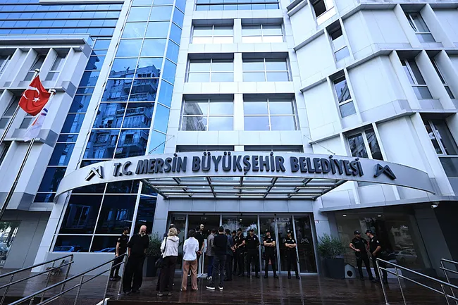son-dakika-vahap-secer-belediyeyi-aile-ciftligine-cevirmis-bagajdan-cikan-12-sahte-kase-kirli-carki-desifre-et-1790998718963.jpeg