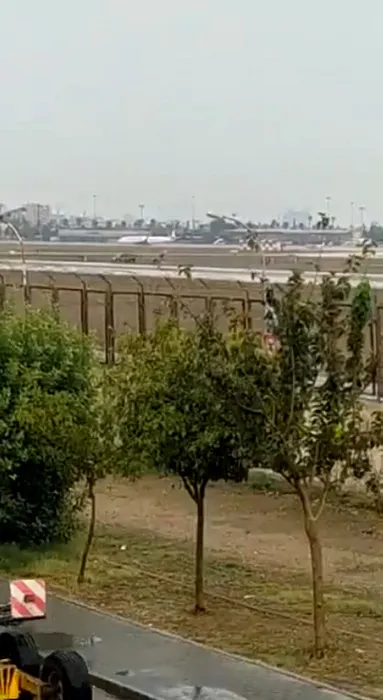 Son dakika: Adana’da akılalmaz olay! Uçağın önüne atladılar