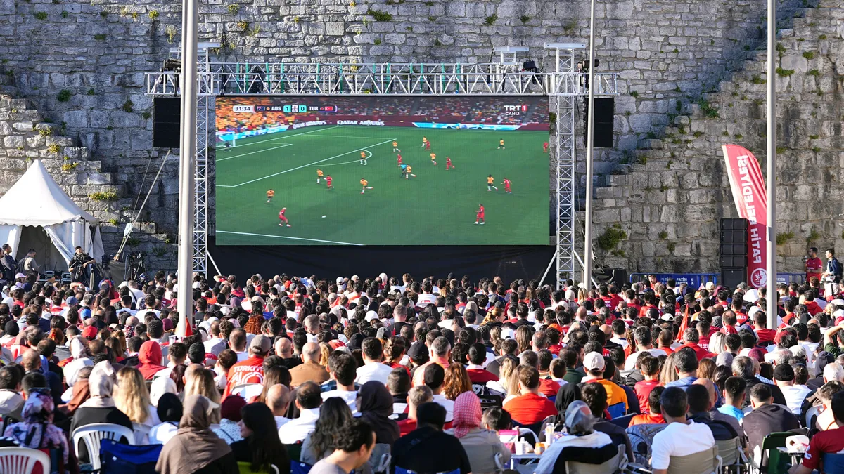 Türkiye'nin çeşitli şehirlerindeki meydanlarda kurulan dev ekranlarda A Milli Takım'ın 2026 FIFA Dünya Kupası maçı heyecanla izleniyor.