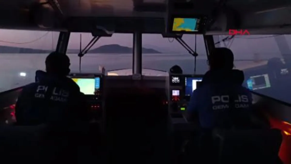 Van Gölü’nde mahsur kalan 3’ü çocuk 7 kişi polis ekiplerince kurtarıldı Van Gölü’nde mahsur kalan 3’ü çocuk 7 kişi polis ekiplerince kurtarıldı