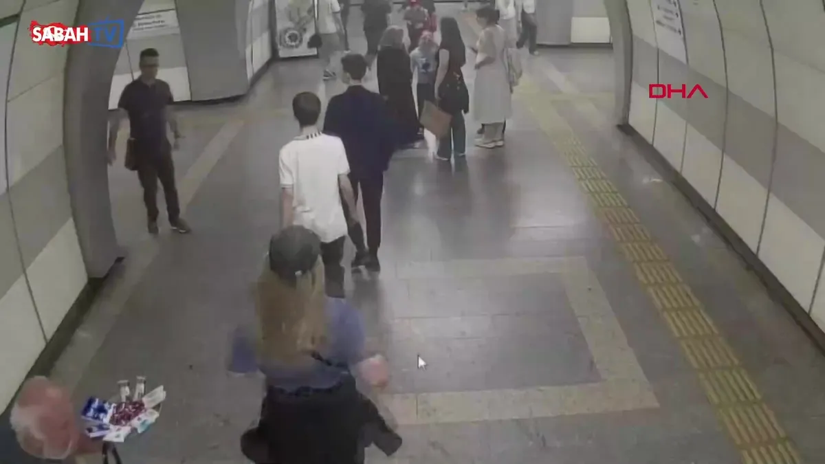 Şişli’de metroda yolcunun cep telefonunu çalan 2 şüpheli tutuklandı | Video videosunu izle Şişli’de metroda yolcunun cep telefonunu çalan 2 şüpheli tutuklandı | Video videosunu izle