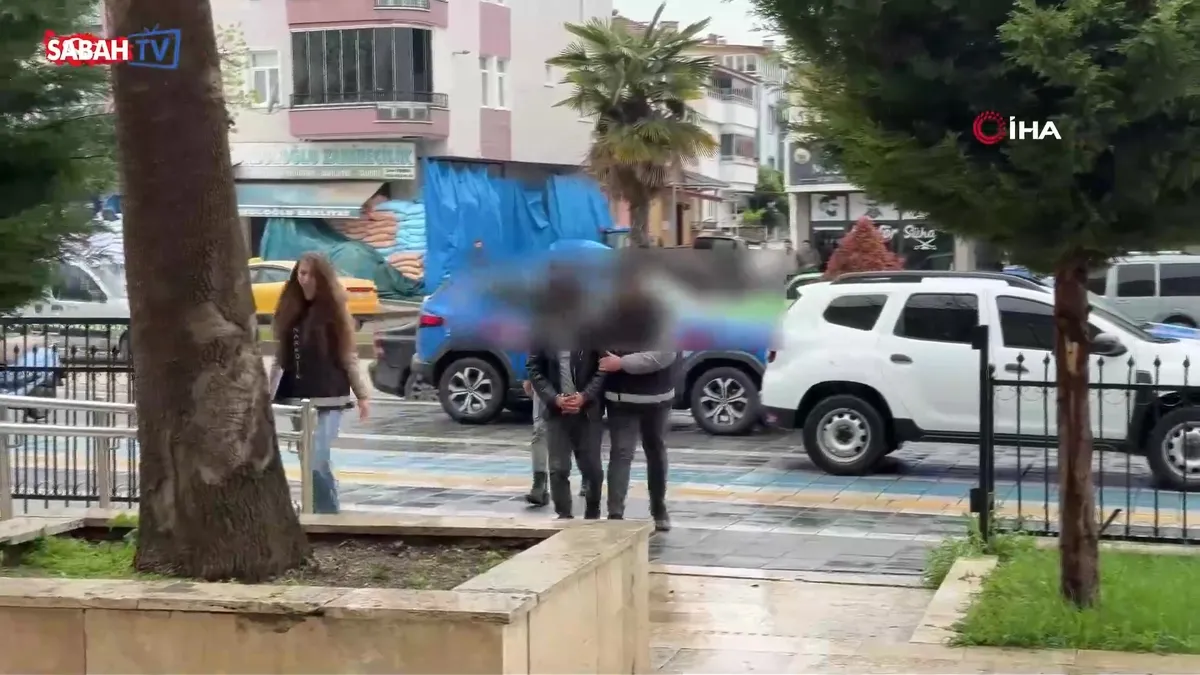 Tır dorsesindeki hasarlı araçta 2.7 kilo uyuşturucu ele geçirildi | Video videosunu izle Tır dorsesindeki hasarlı araçta 2.7 kilo uyuşturucu ele geçirildi | Video videosunu izle