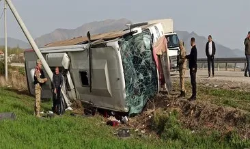 Van'da yolcu otobüsü devrildi: 28 yaralı #bitlis