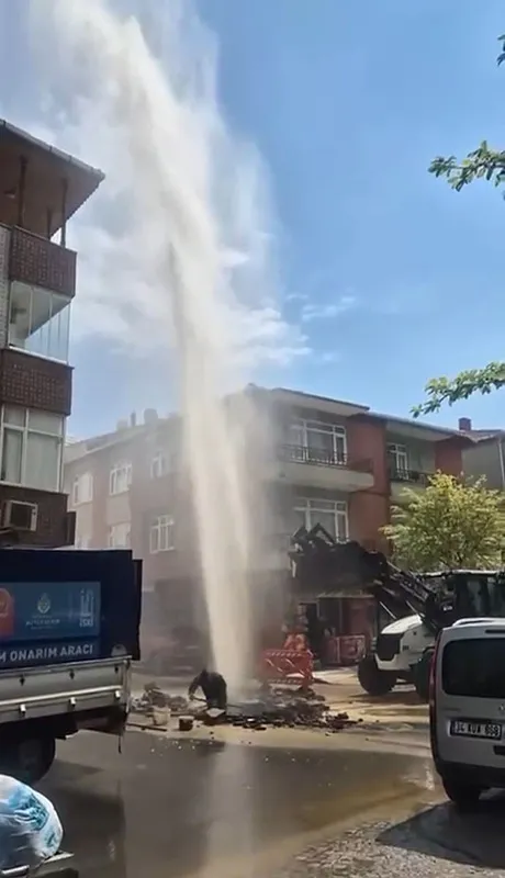 iski-calismasinda-boru-patladi-fiskiran-su-3-katli-binayi-gecti-1744555904192.jpeg