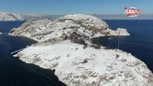 Van Gölü'ndeki Akdamar Adası beyaza büründü | Video