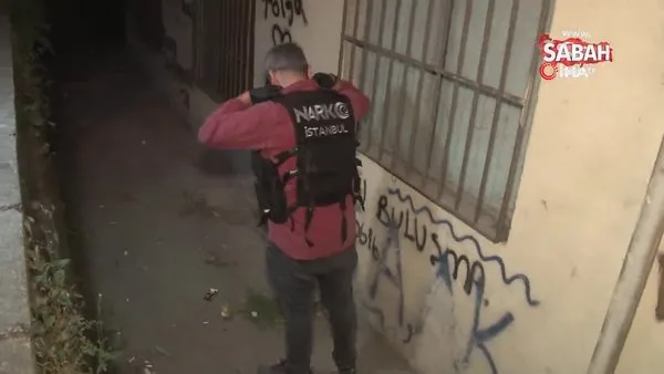 Polisin geldiğini gören torbacı, uyuşturucu dolu poşeti camdan attı | Video