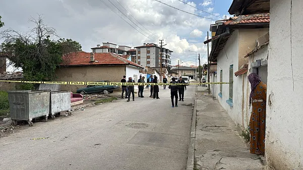 16-yasindaki-husumetlisini-sokak-ortasinda-basindan-vurdu-daha-once-uyusturucu-operasyonunda-8-kilo-eroinle-ya-1779378231969.jpg