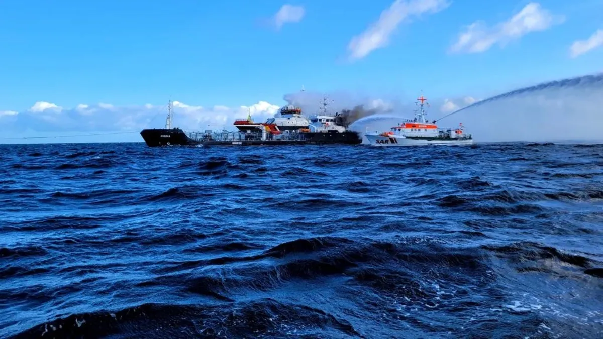 Almanya açıklarında bir kimyasal tankeri alev aldı Almanya açıklarında bir kimyasal tankeri alev aldı