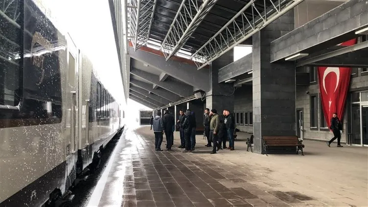 İlk özel yolcu treni Kars’a geldi