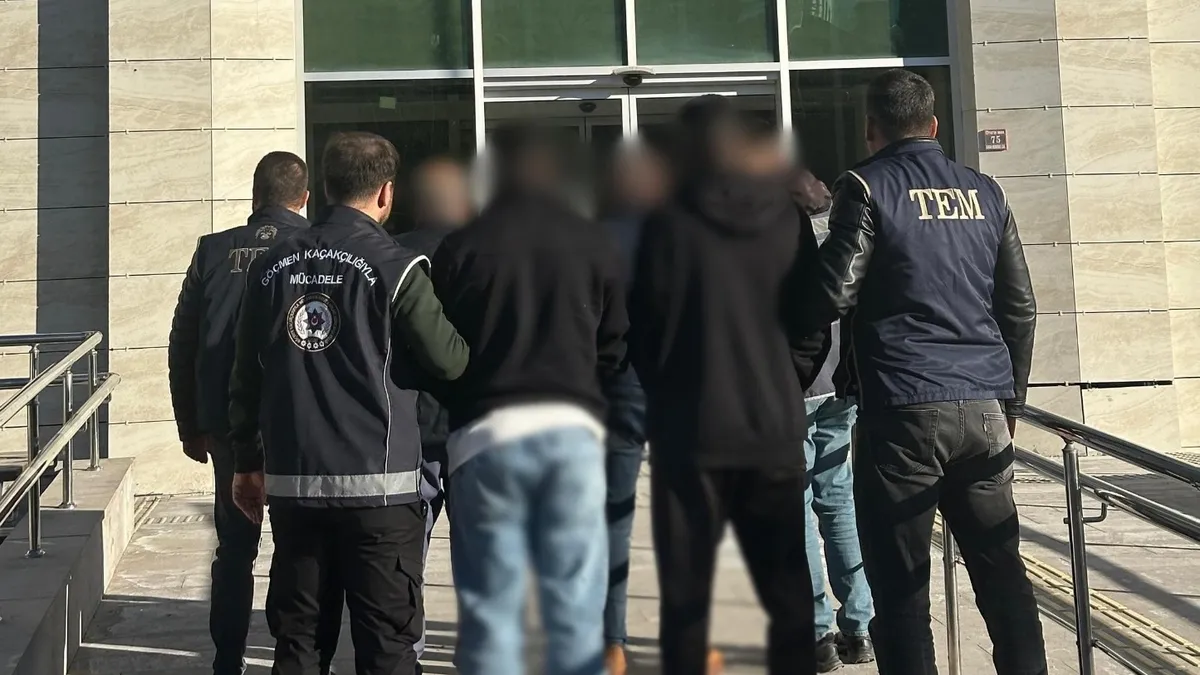 Burdur’da 4’ü organizatör 17 kaçak göçmen yakalandı Burdur’da 4’ü organizatör 17 kaçak göçmen yakalandı