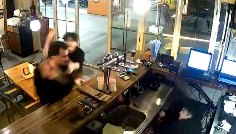 Sarıyer’de işyerinde dehşet görüntü: Ağaç dalıyla saldırdı! o anlar kamerada!