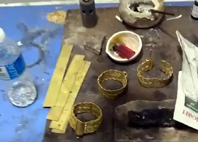 avcilarda-guzellik-merkezi-susu-verilen-sahte-altin-uretim-atolyesine-operasyon-1769798587162.jpeg